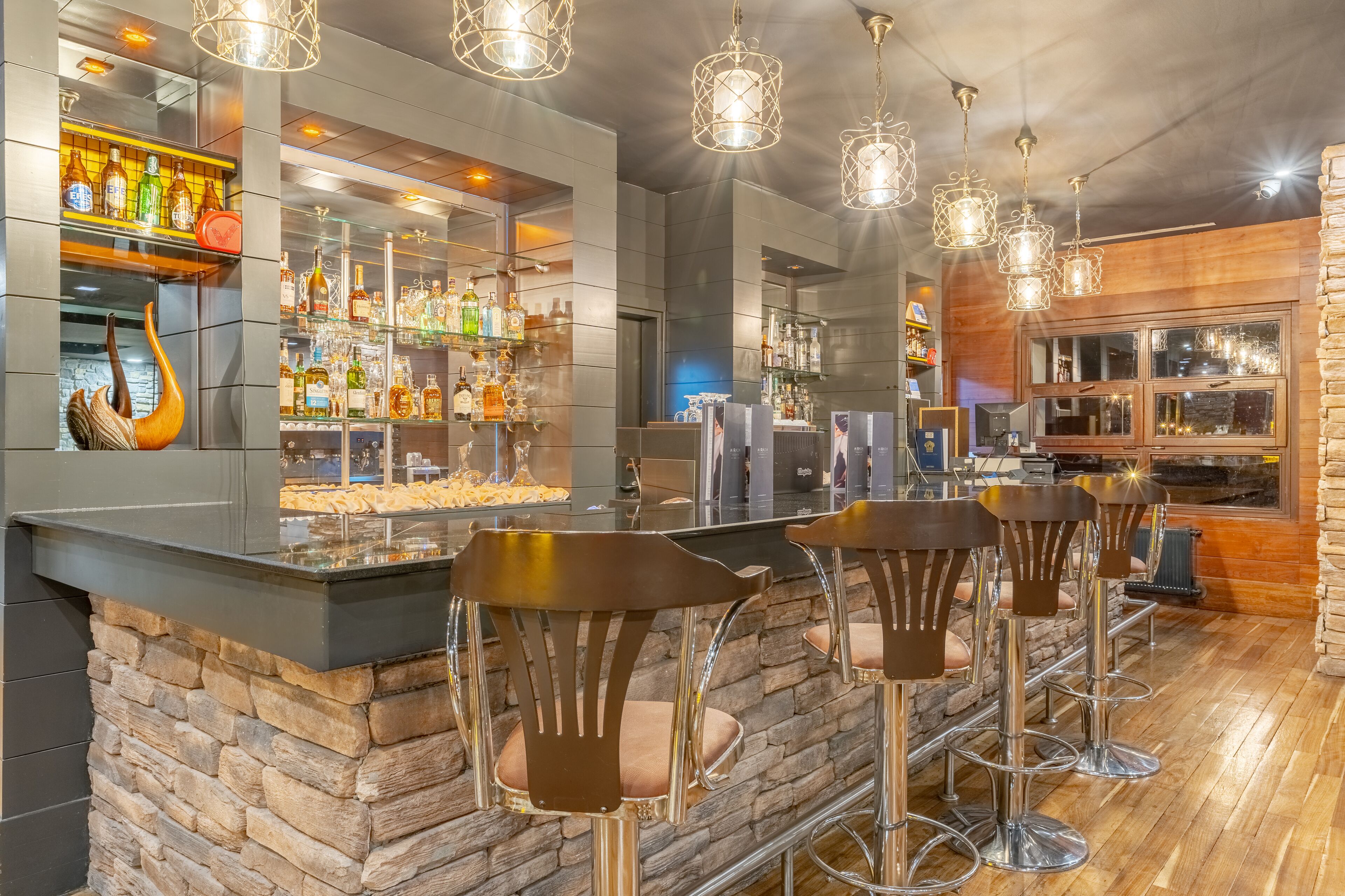 2 bars/lounges