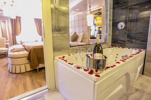 Deep-soaking bathtub - The Constantine Hotel (Istanbul)