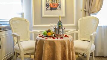 Deluxe Room | Minibar, in-room safe, desk, soundproofing