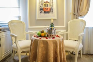 Minibar, coffres-forts dans les chambres, bureau, chambres insonorisées