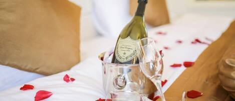 Deluxe-rum | Minibar, värdeförvaringsskåp på rummet, skrivbord och ljudisolering