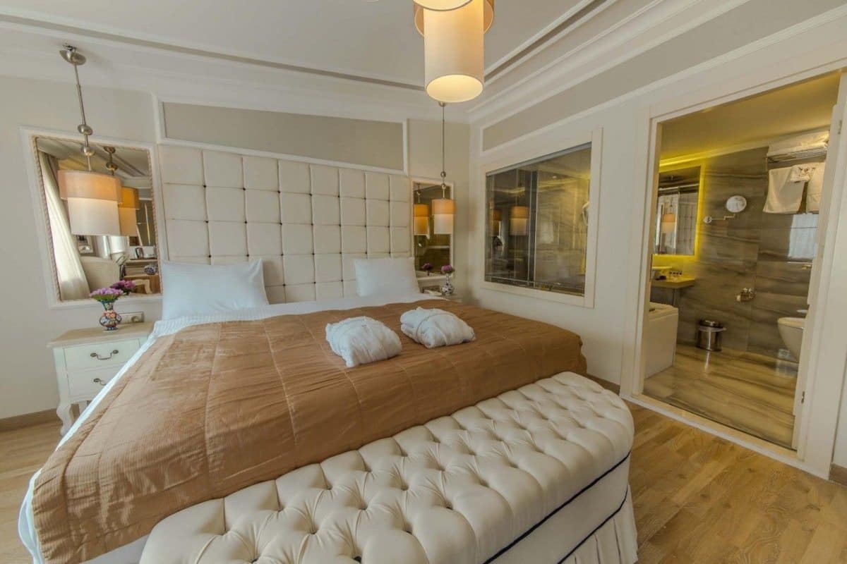 Deluxe Room with Bathtub | Minibar, coffres-forts dans les chambres, bureau, chambres insonorisées