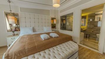 Deluxe Room with Bathtub | Minibar, in-room safe, desk, soundproofing