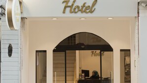 Hotel Constantin, con una recepción y una zona de estar al frente.