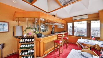Bar (trong khuôn viên)