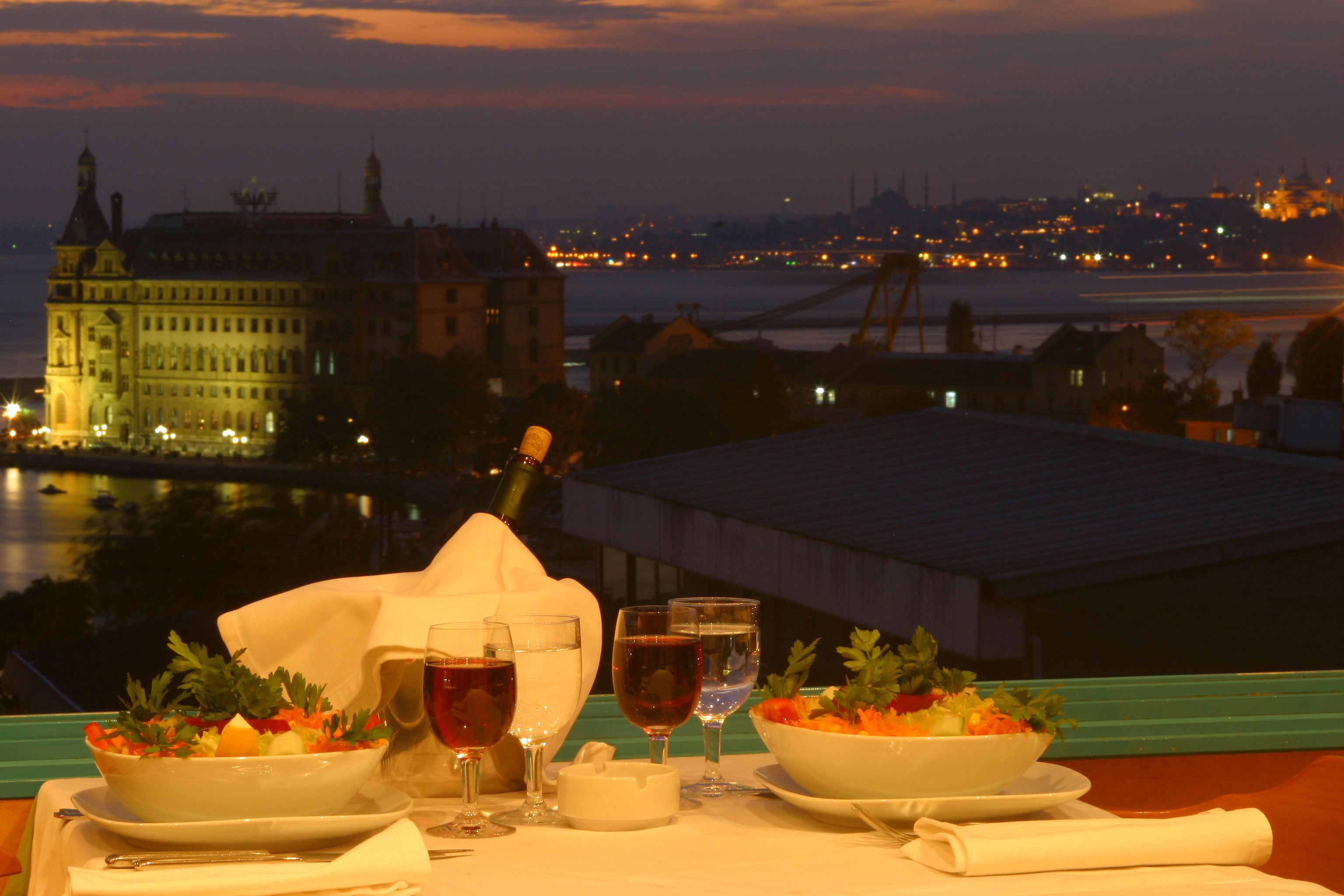 2 restaurants, international cuisine