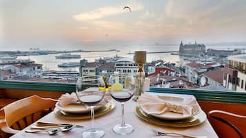 2 restaurantes; se sirve cocina internacional