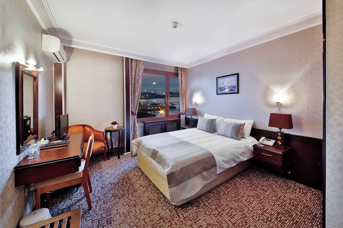 Standard Double or Twin Room | Bộ đồ giường cao cấp, minibar, két bảo mật tại phòng, bàn