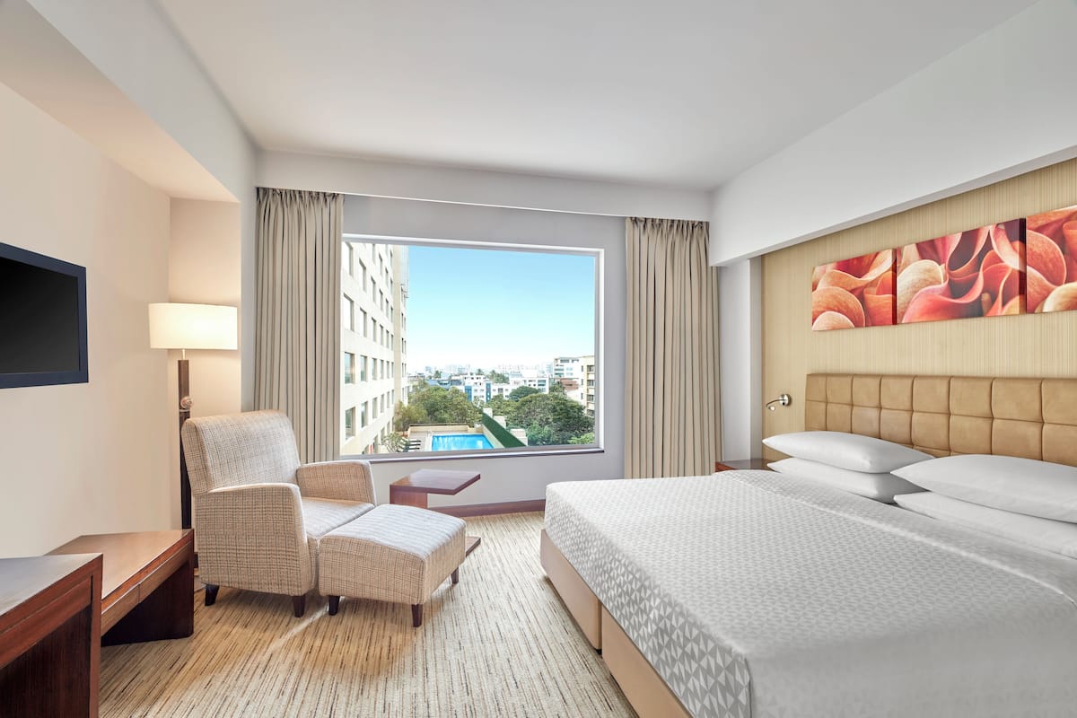Studio, 1 King Bed, Non Smoking | 1 bedroom, pillowtop beds, minibar, in-room safe