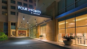 Een hotelentree met een bord waarop 