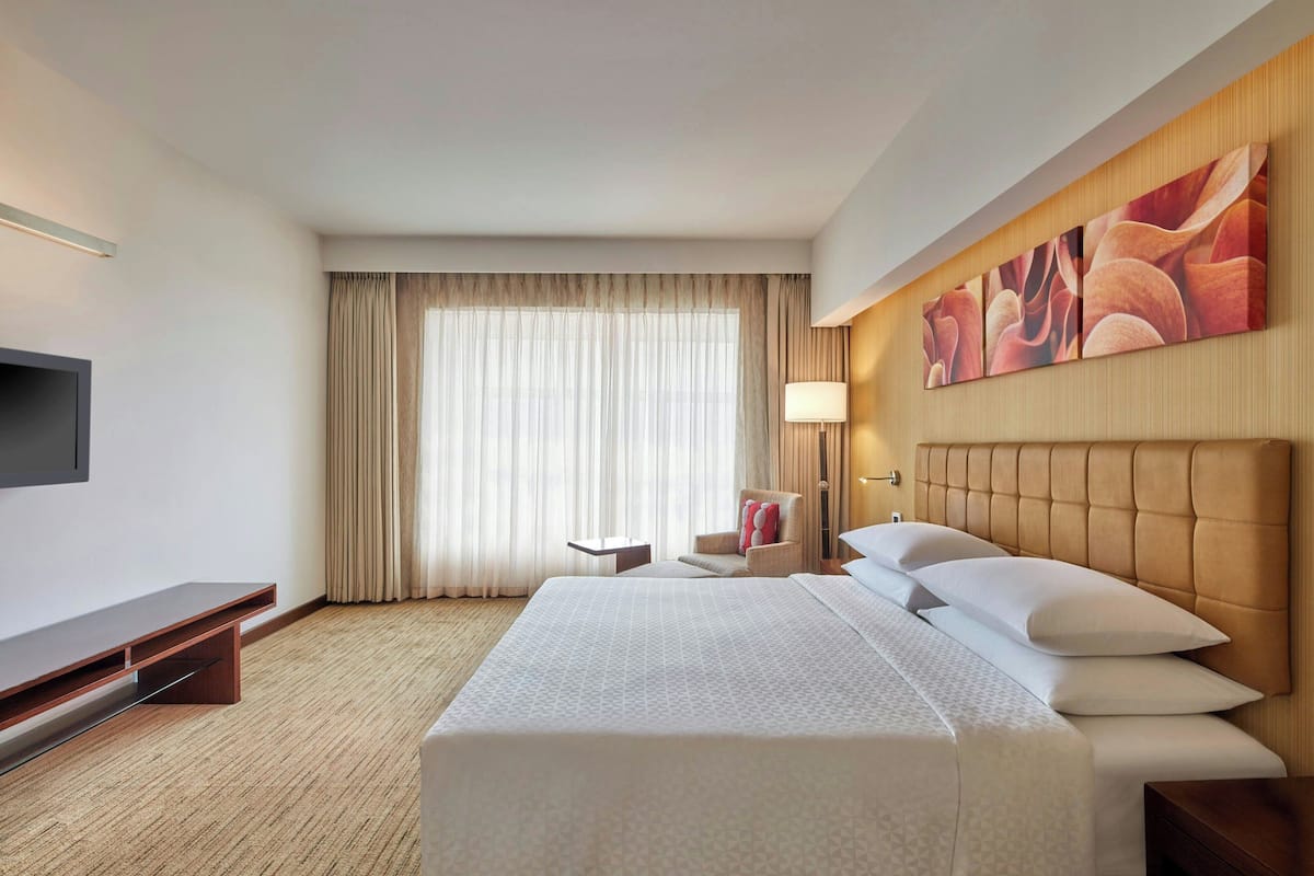 Club Apartment, 1 Bedroom, Non Smoking | 1 bedroom, pillowtop beds, minibar, in-room safe