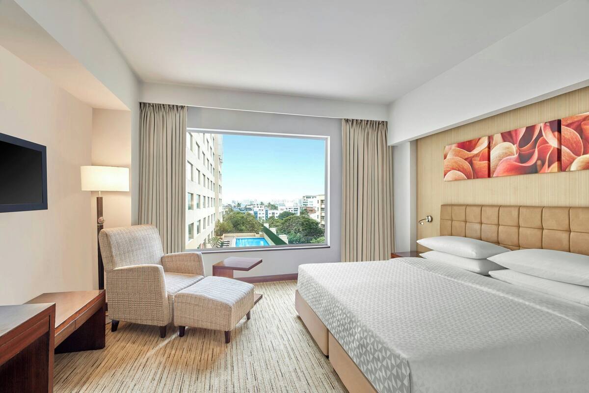 Estudio, 1 cama de matrimonio grande | Edredones de plumas, minibar, caja fuerte y escritorio