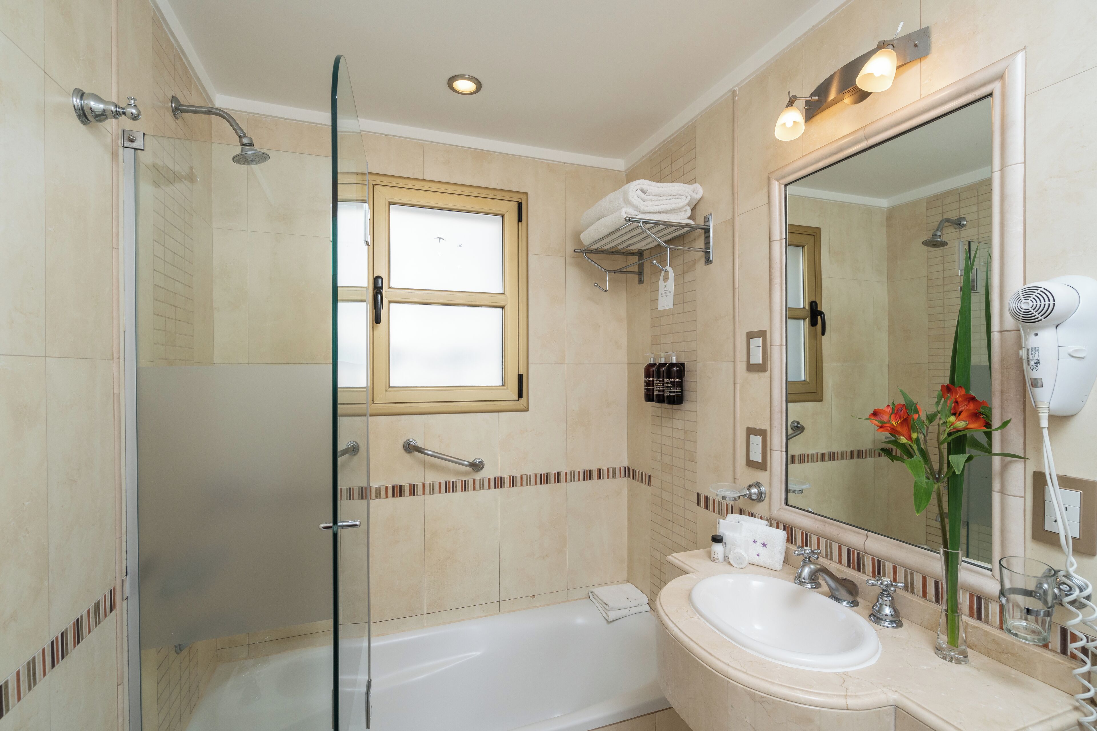 executive room | bathroom | combined shower/bathtub, rainfall showerhead, free toiletries