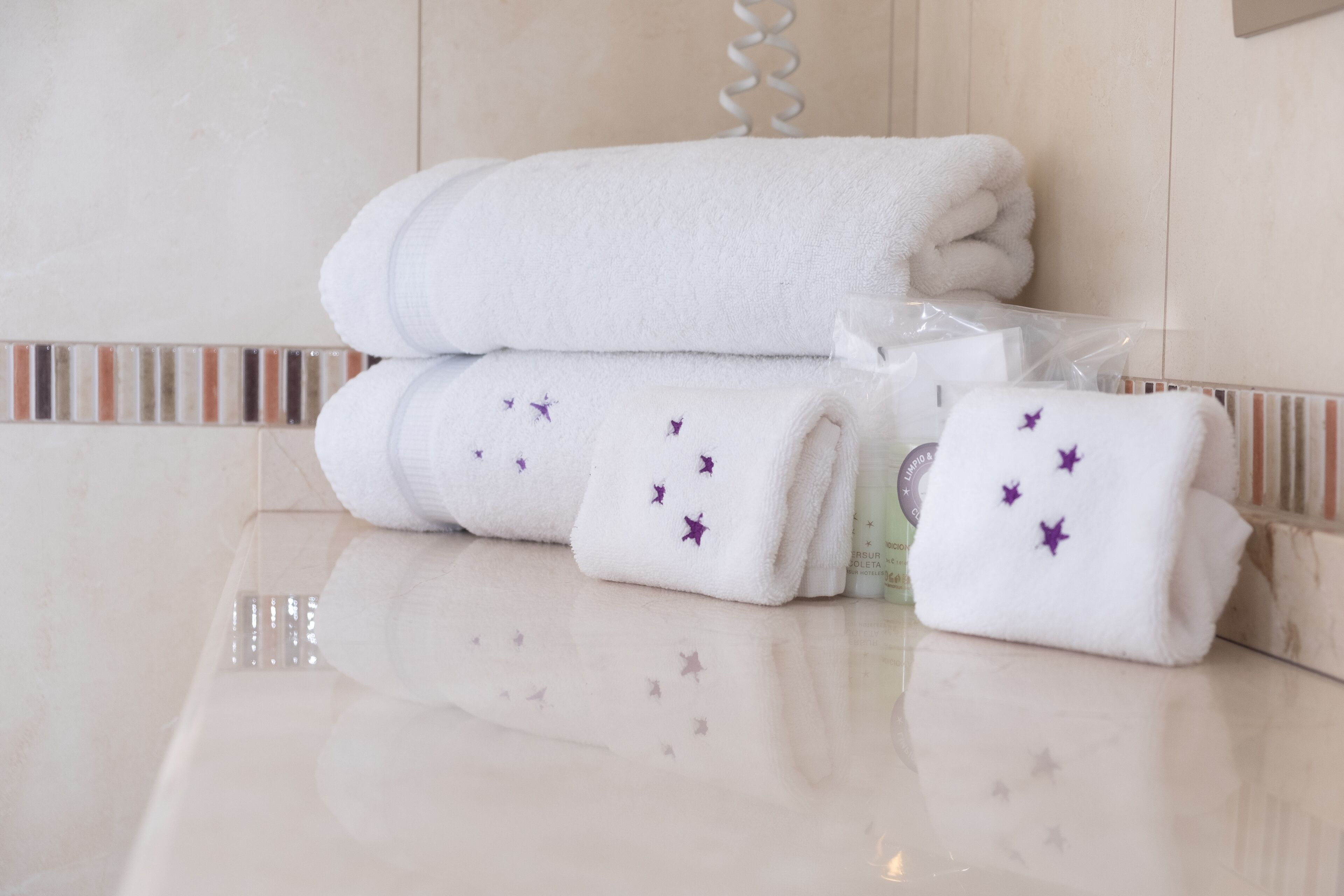 combined shower/bathtub, rainfall showerhead, free toiletries