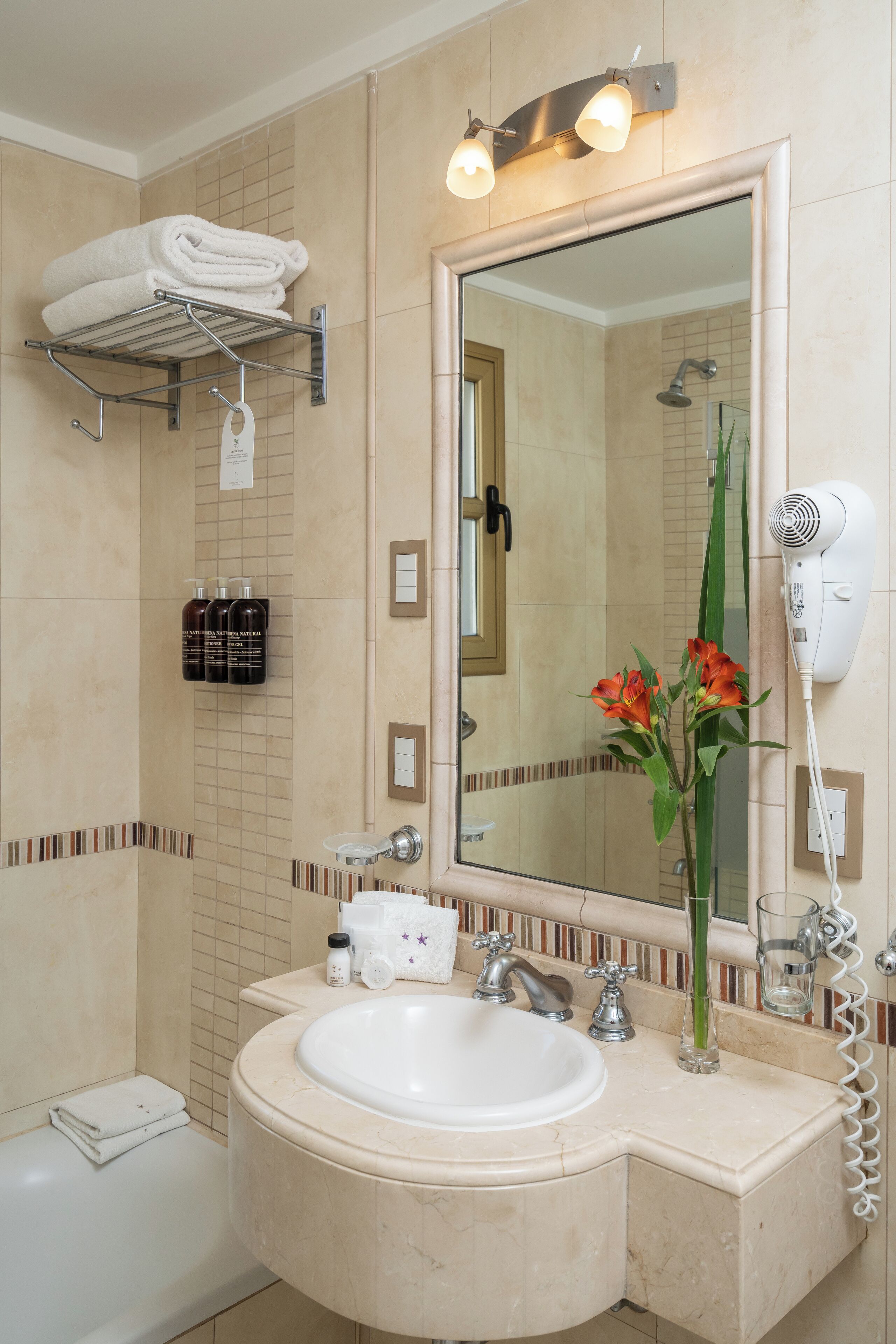 executive room | bathroom | combined shower/bathtub, rainfall showerhead, free toiletries