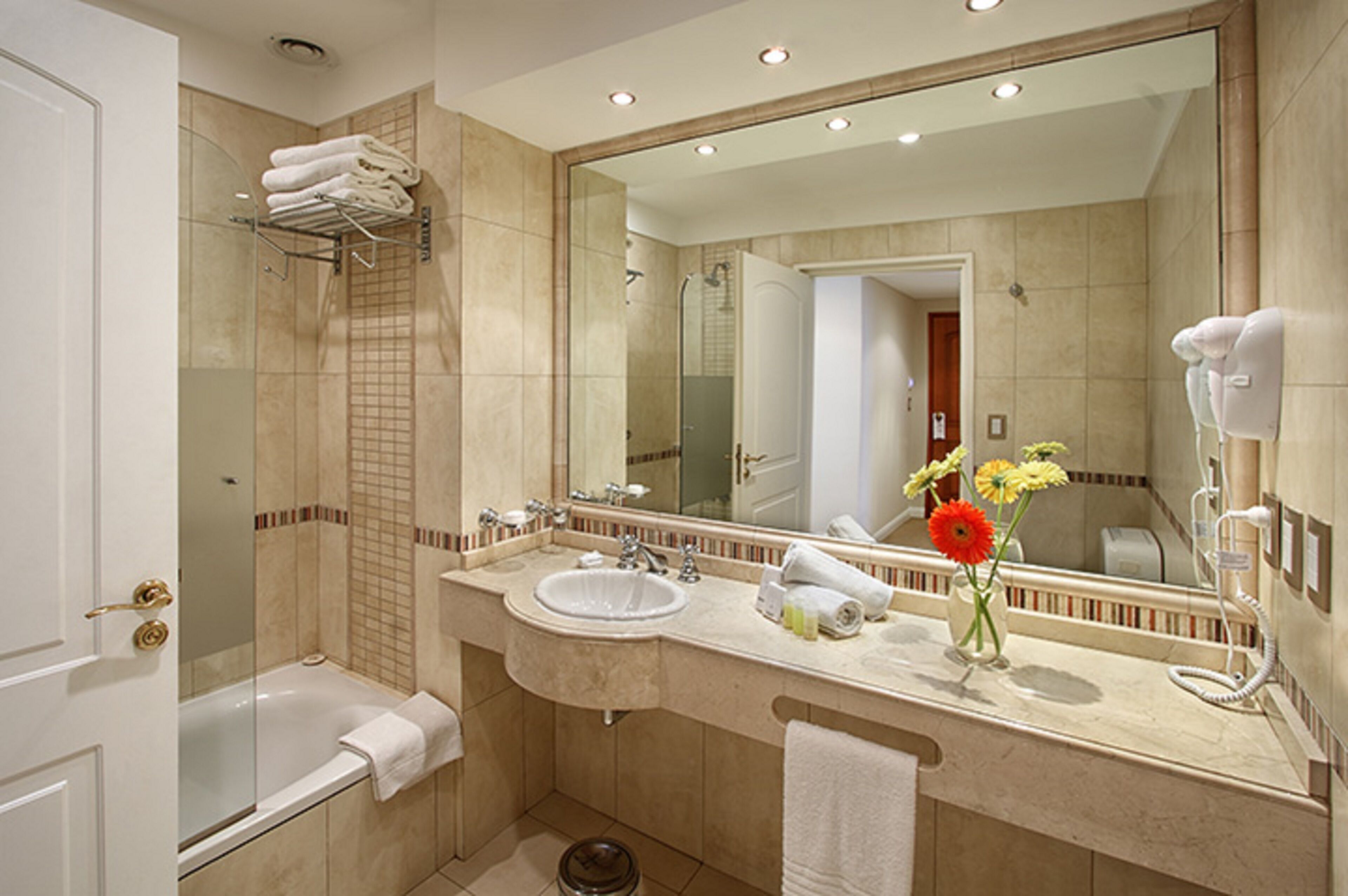 suite | bathroom | combined shower/bathtub, rainfall showerhead, free toiletries