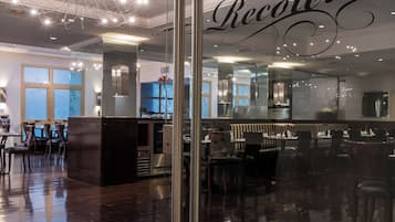 Bao gồm bữa sáng buffet hàng ngày