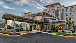 A hotel with a covered entrance, multiple floors, and a prominent sign for the Hilton Garden Inn. - Hilton Garden Inn Mount Laurel Philadelphia (Mount Laurel)