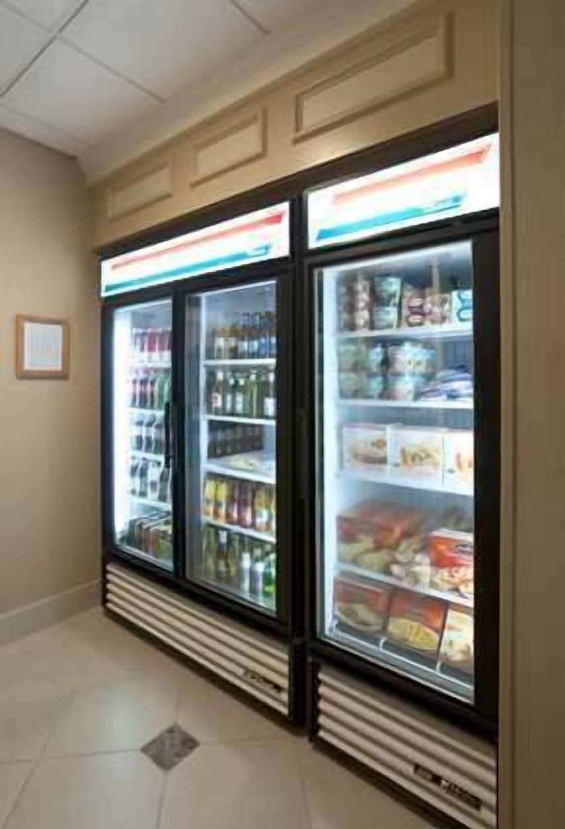 Diverses vitrines refrigerades d'aliments a una botiga, probablement un supermercat o una botiga de conveniència.