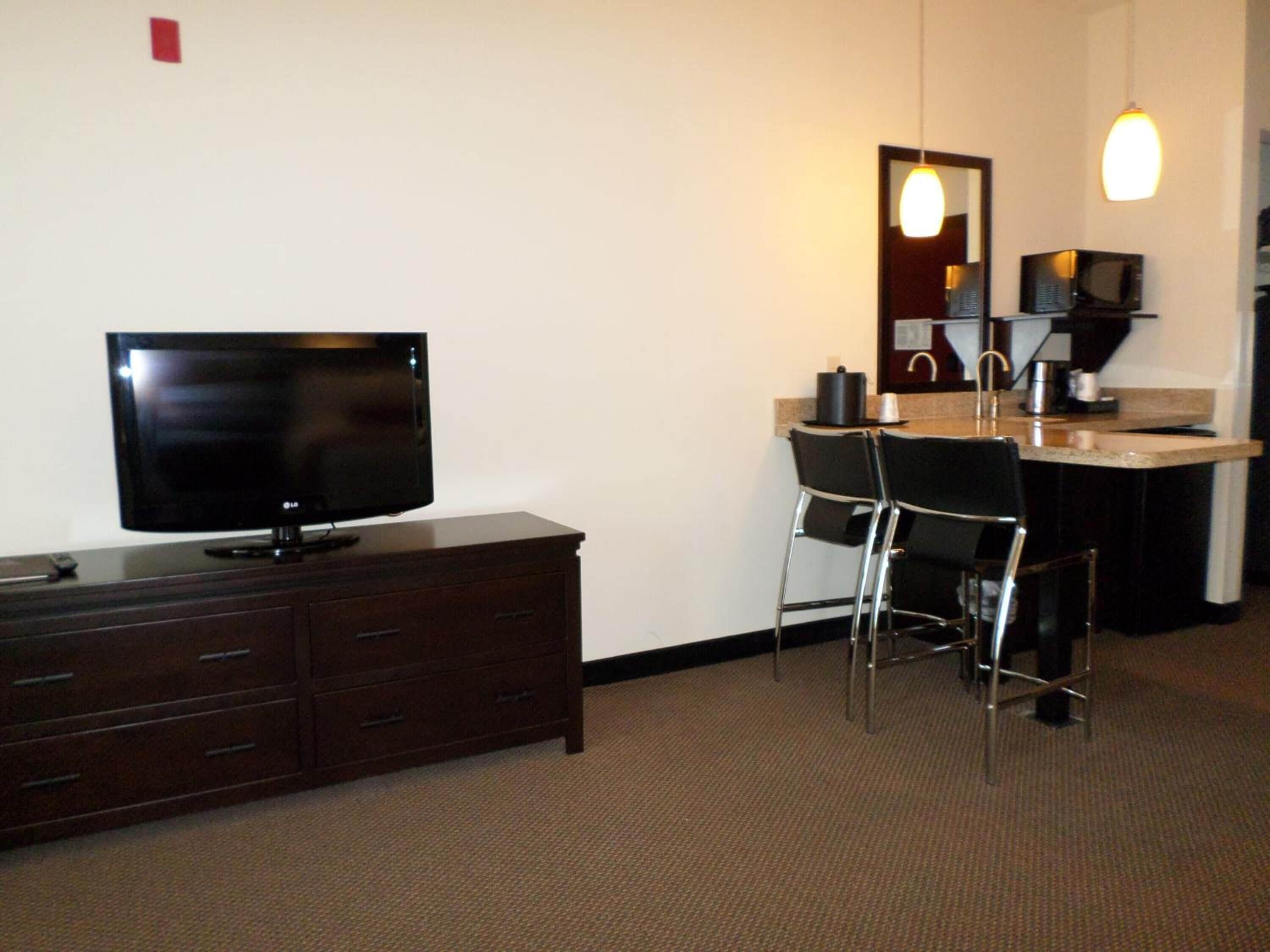 1 bedroom, premium bedding, pillow-top beds, in-room safe