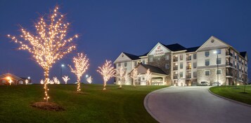 Fachada da propriedade à noite