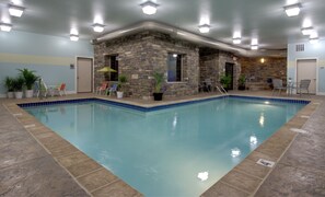 Piscina interna, espreguiçadeiras