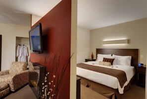 Phòng Suite, lò sưởi, khu vực sân vườn | Bộ đồ giường cao cấp, nệm có lớp đệm bông, két bảo mật tại phòng 
