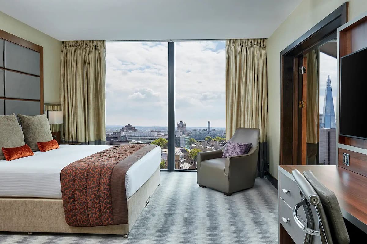 Executive Suite | In-room safe, desk, laptop workspace, blackout drapes
