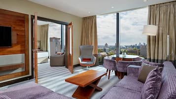 Suíte executiva | Cofres nos quartos, escrivaninha, espaço de trabalho para notebook