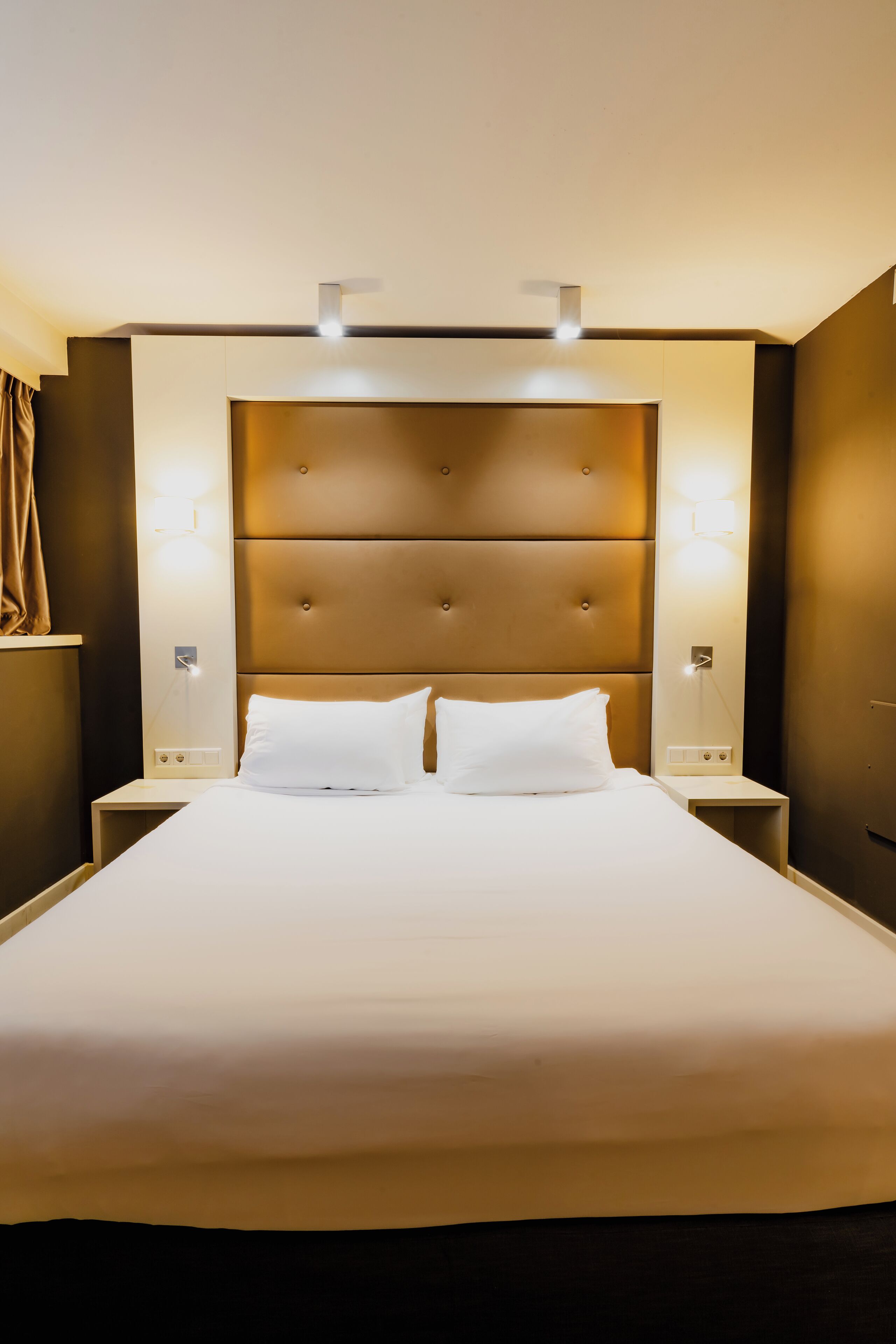Hypo-allergenic bedding, in-room safe, desk, iron/ironing board