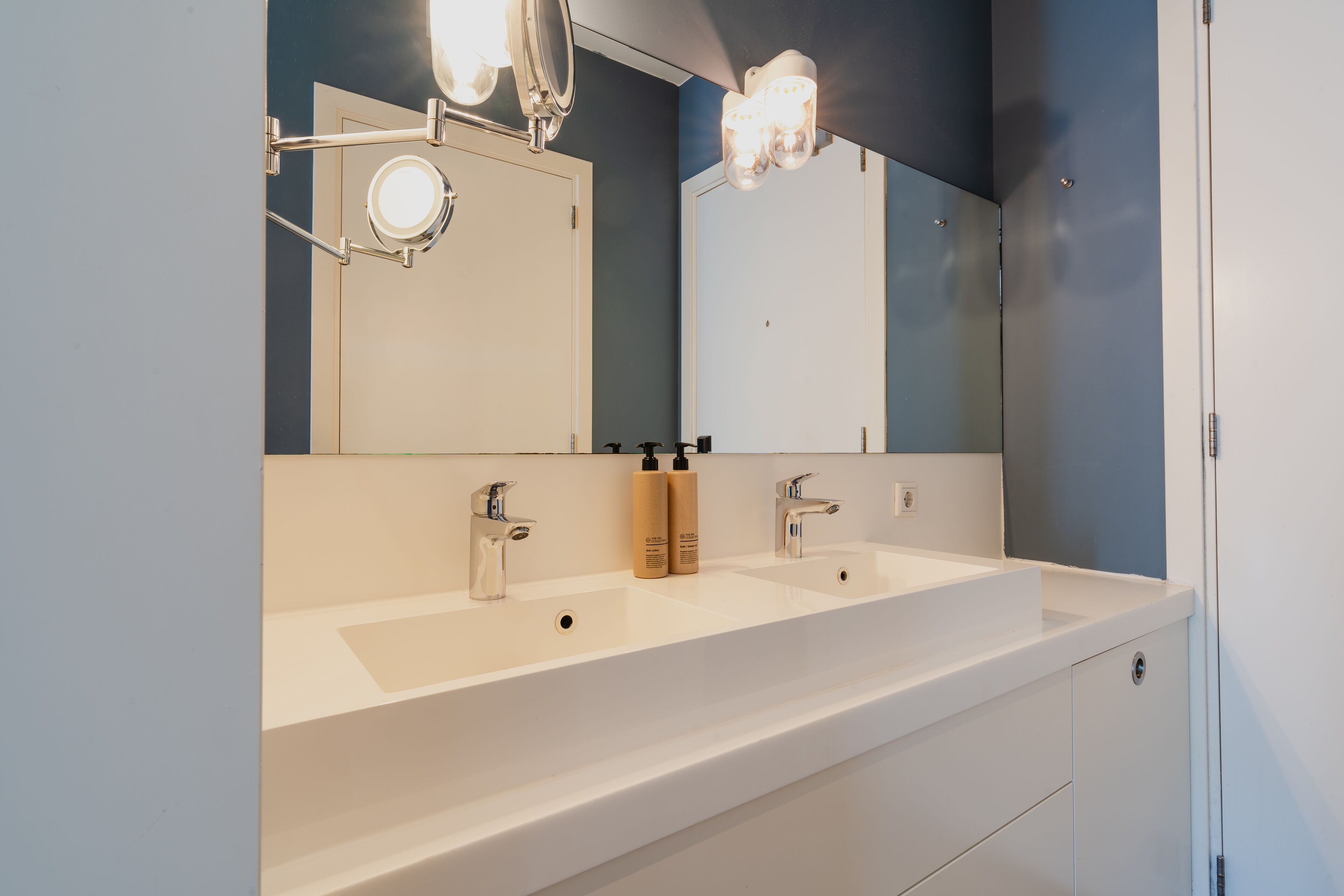 deluxe room, 1 king bed | hypo-allergenic bedding, in-room safe, desk, iron/ironing board