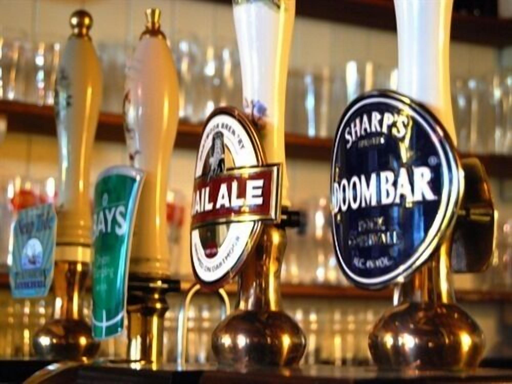 Un bar amb tornees etiquetades 'Rail Ale' i 'Doom Bar'.