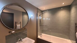 Superior Double Room, Ensuite | Bathroom - The Forresters Arms Kilburn (York)