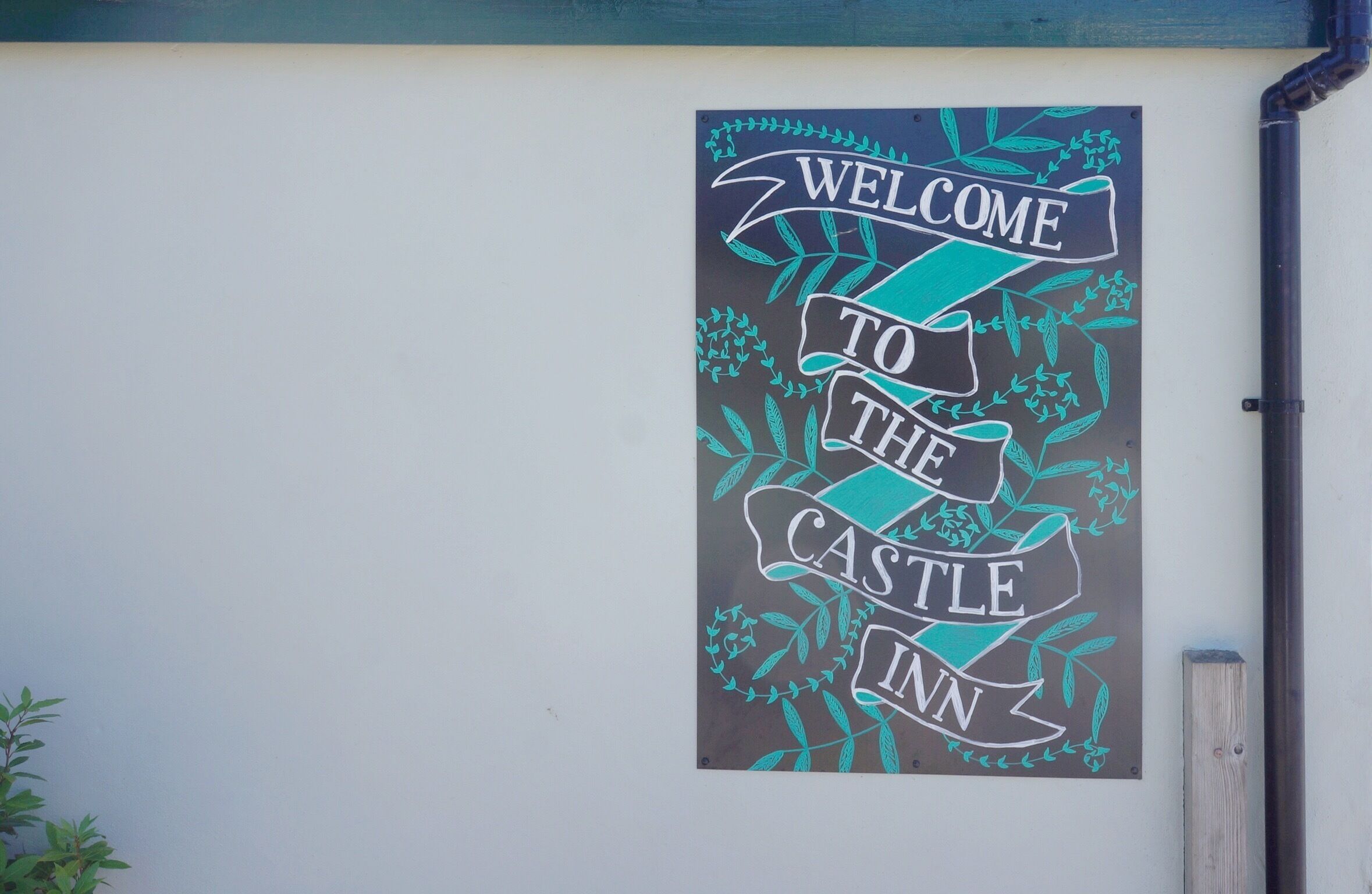 A sign welcoming visitors to the Castle Inn.