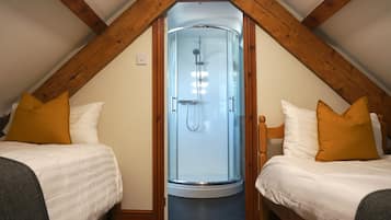 Superior Quadruple Room, Ensuite (Cwm)