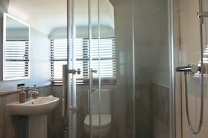Superior-Vierbettzimmer, mit Bad (Cwm) | Badezimmer