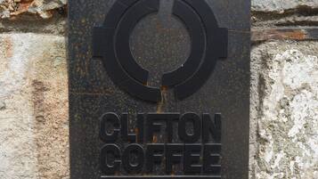 Señal de Clifton Coffee Roasters.