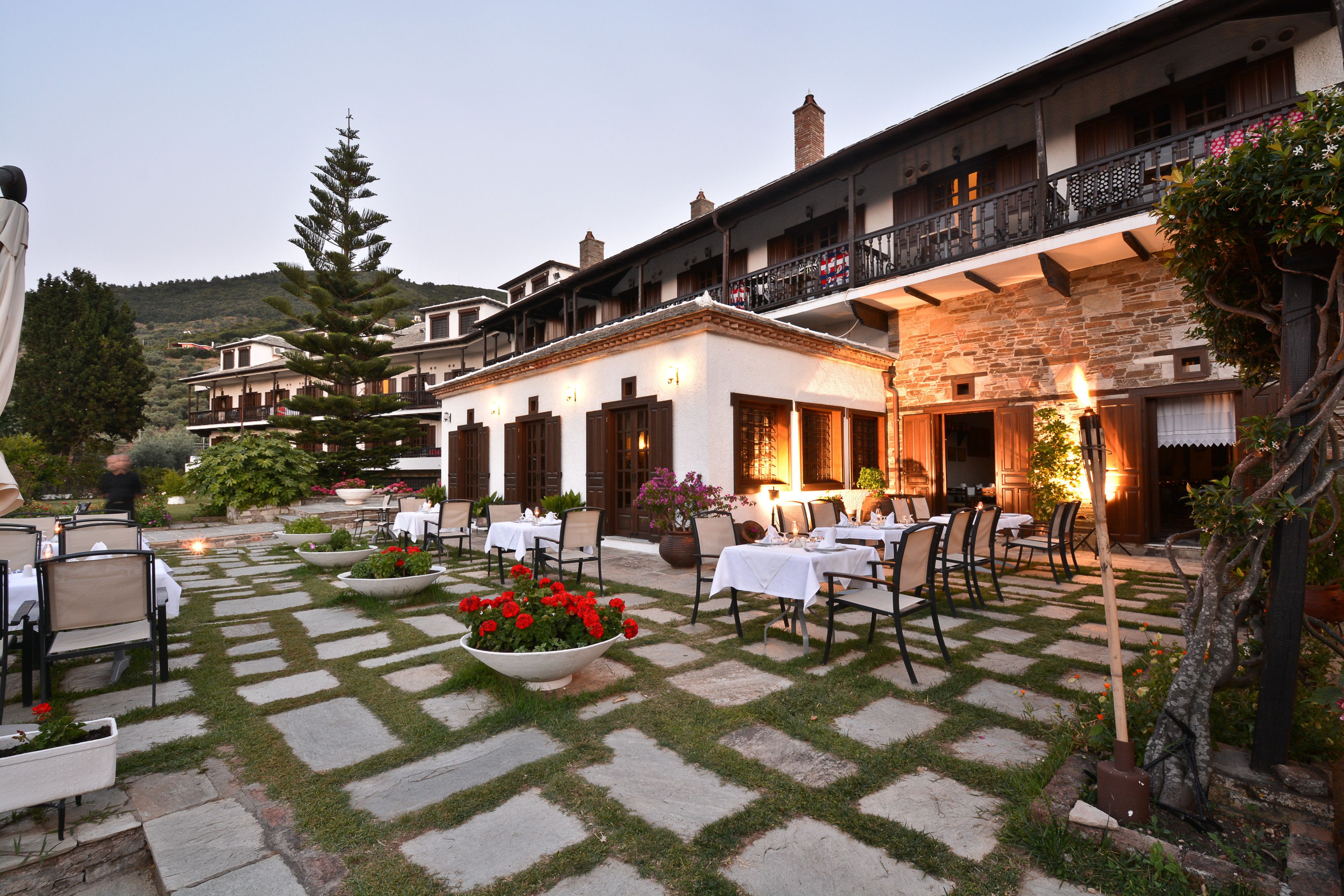 供应早餐、午餐和晚餐，花园景观