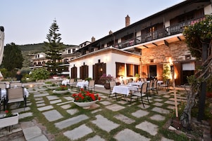 Se sirven desayunos, almuerzos y cenas; con vista al jardín