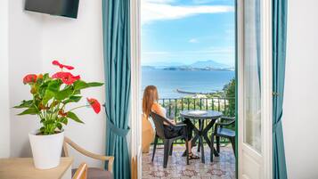 Superior-Doppelzimmer, Balkon, Meerblick | Minibar, Zimmersafe, Schreibtisch, Reisekinderbett