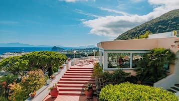 Vista frontal de la propiedad