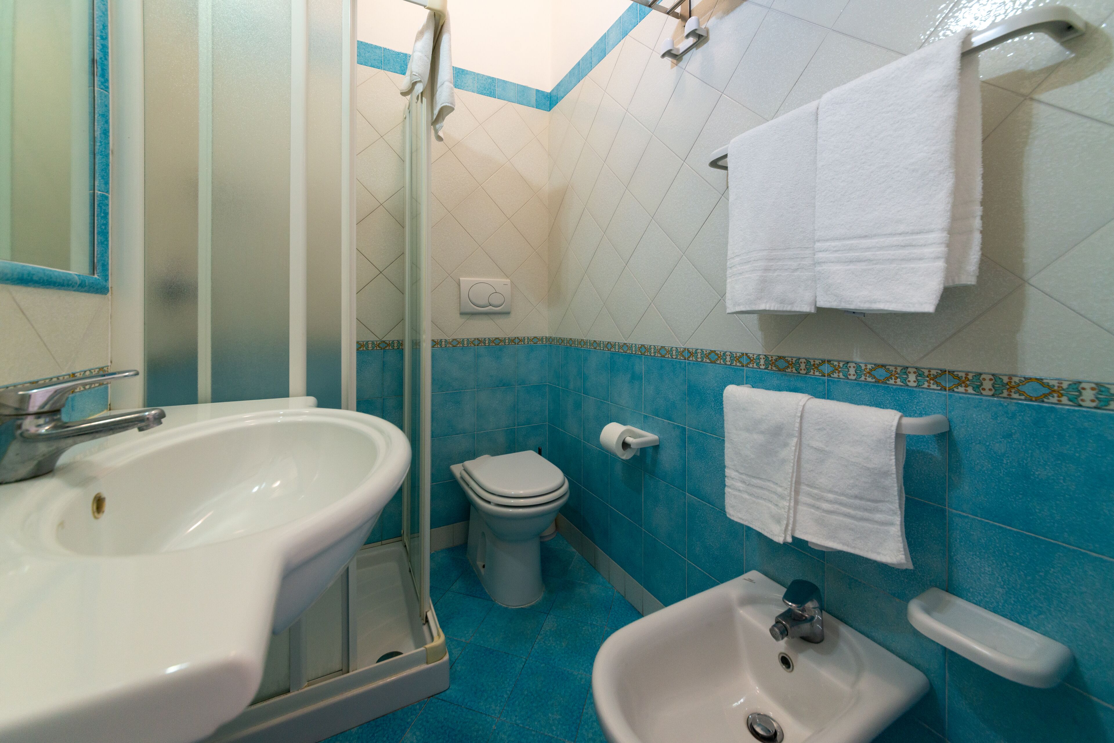 superior double room, balcony, sea view | bathroom | shower, hair dryer, bidet, towels