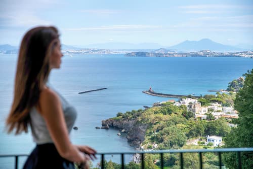 Doppia Superior, balcone, vista mare | Minibar, una cassaforte in camera, una scrivania, culla da viaggio