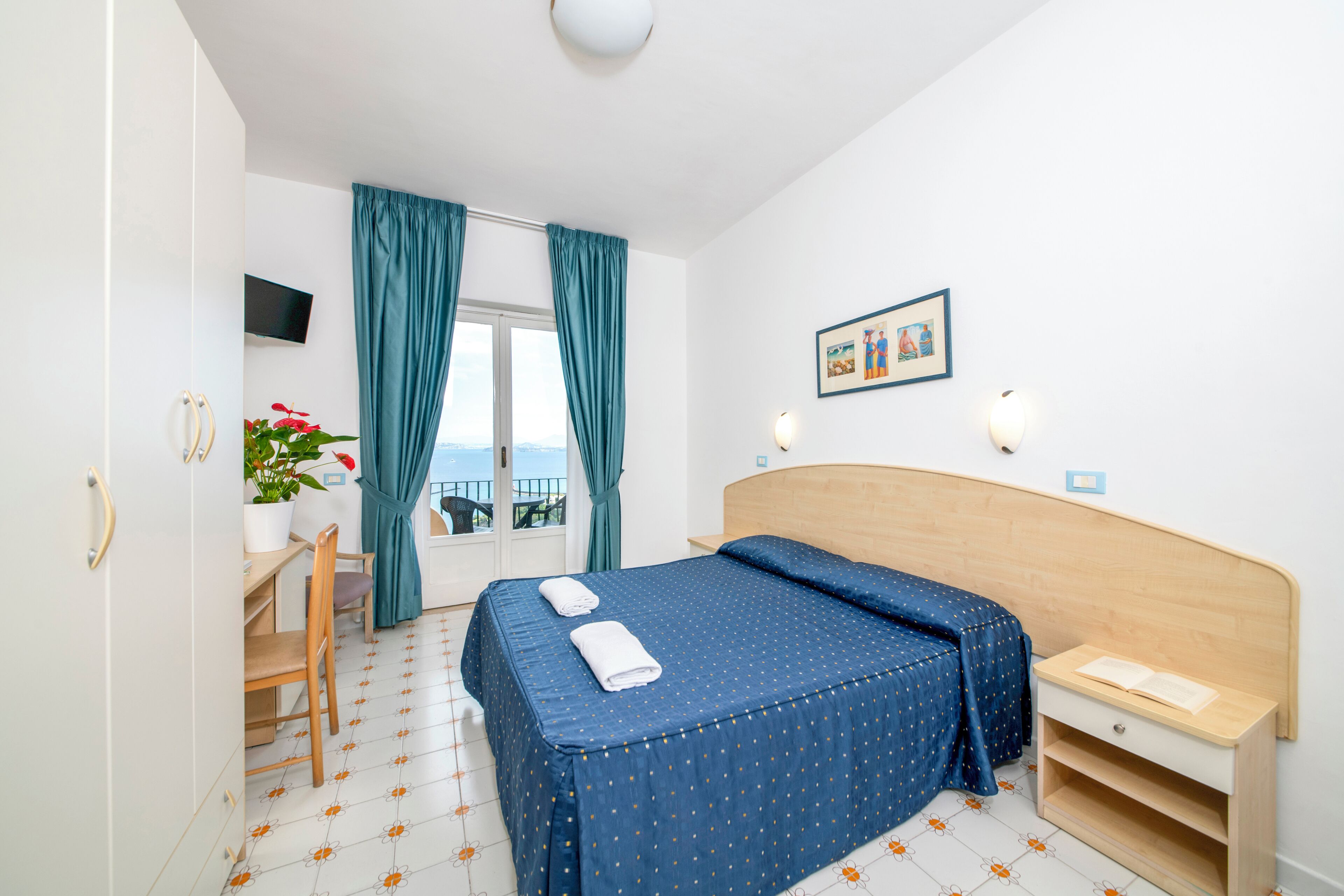 superior double room, balcony, sea view | 1 bedroom, minibar, in-room safe, desk