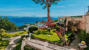 A coastal property with a view of the sea, a well-maintained garden, and a pathway leading to the entrance. - Hotel Villa Ireos (Ischia)