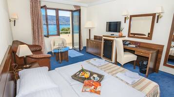 Familienzimmer, Balkon, Meerblick | Minibar, Zimmersafe, Schreibtisch, laptopgeeigneter Arbeitsplatz