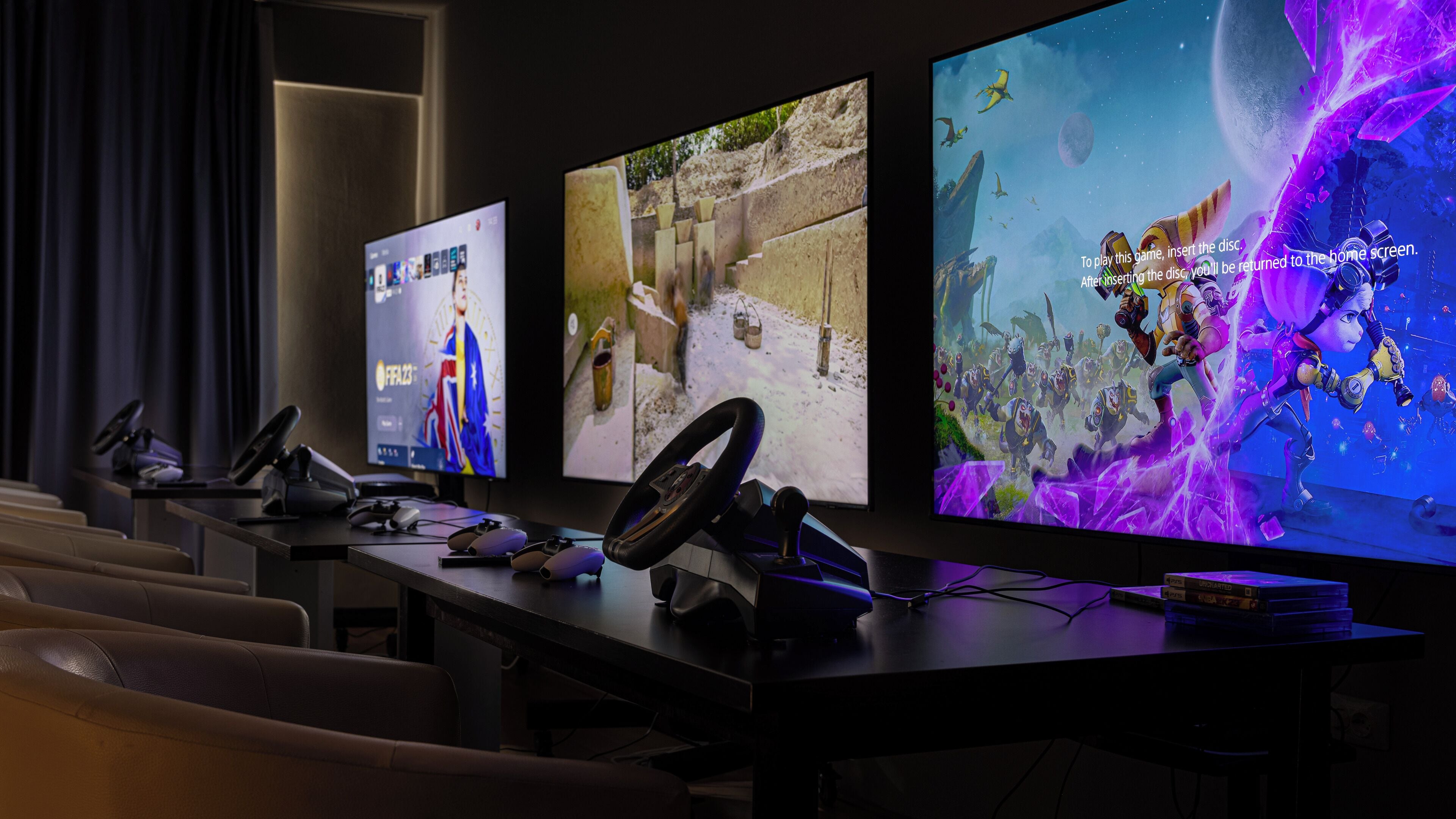 Una configuración de juego con múltiples monitores, un volante y un visor de realidad virtual.