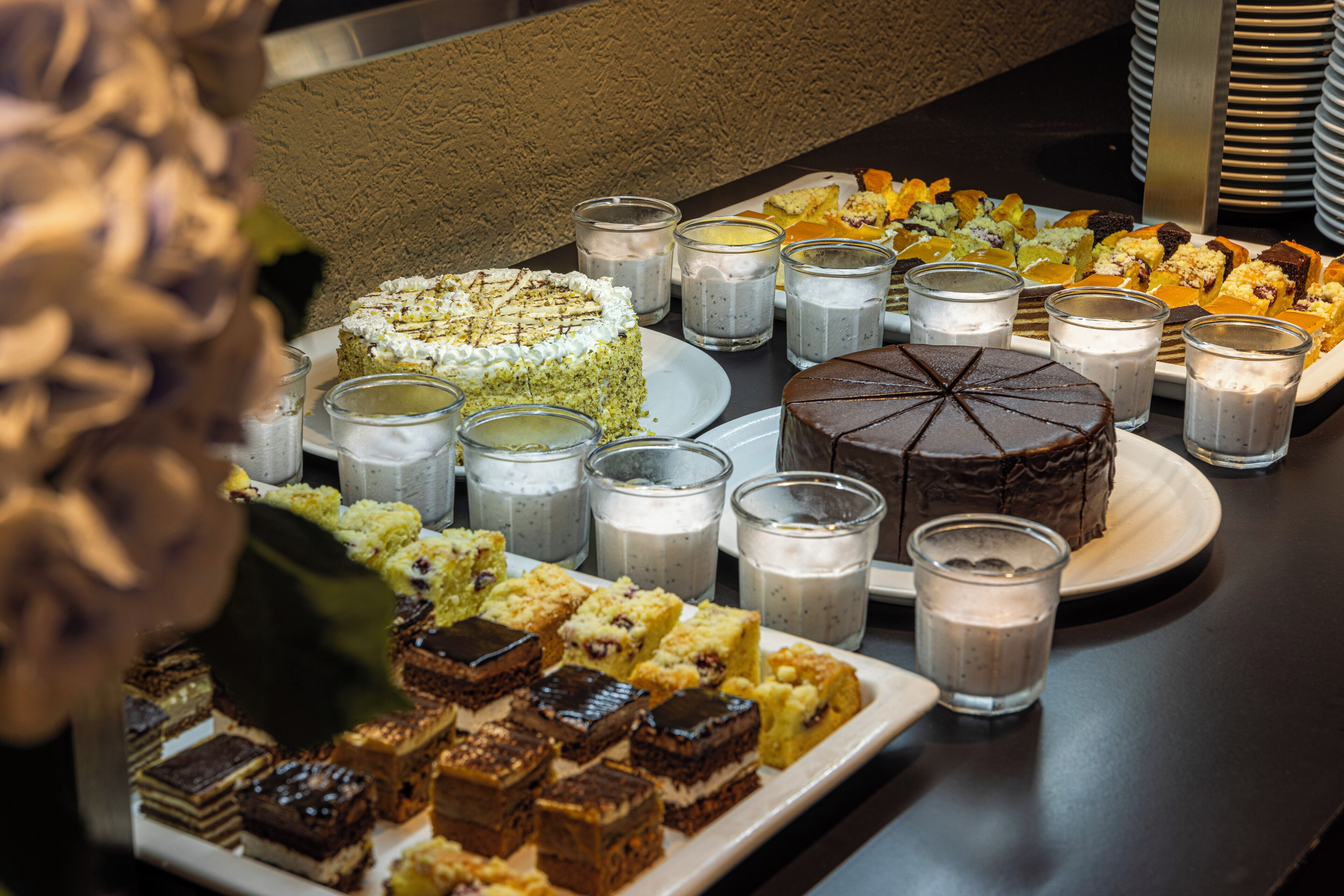 Una taula de buffet amb diferents postres i begudes.
