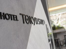 Un letrero con el texto 'HOTEL TOKYUSTAY'.