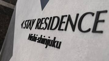 Ein Schild mit dem Text 'STAY RESIDENCE' und 'Nishi-shinjuku'.